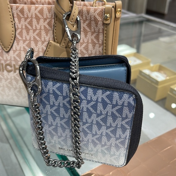 Michael Kors COOPER
3654LPCF5B
ZIP BILLFOLD WITH CHAIN
DENIM - Picture 8 of 16